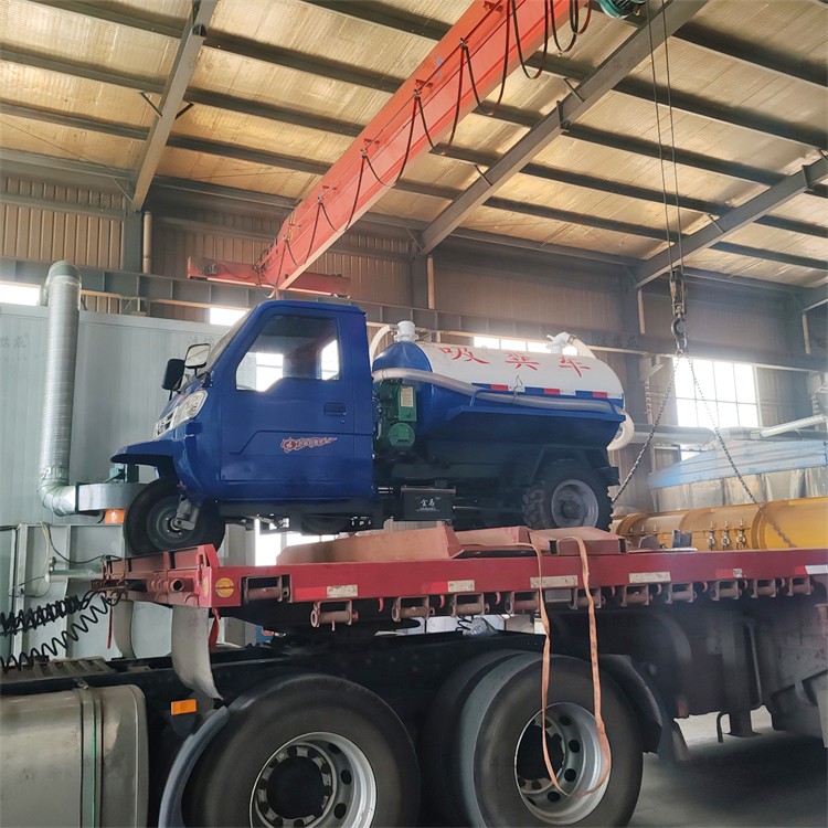 2臺吸糞車(chē)和一個(gè)8方勾臂垃圾箱發(fā)往西藏